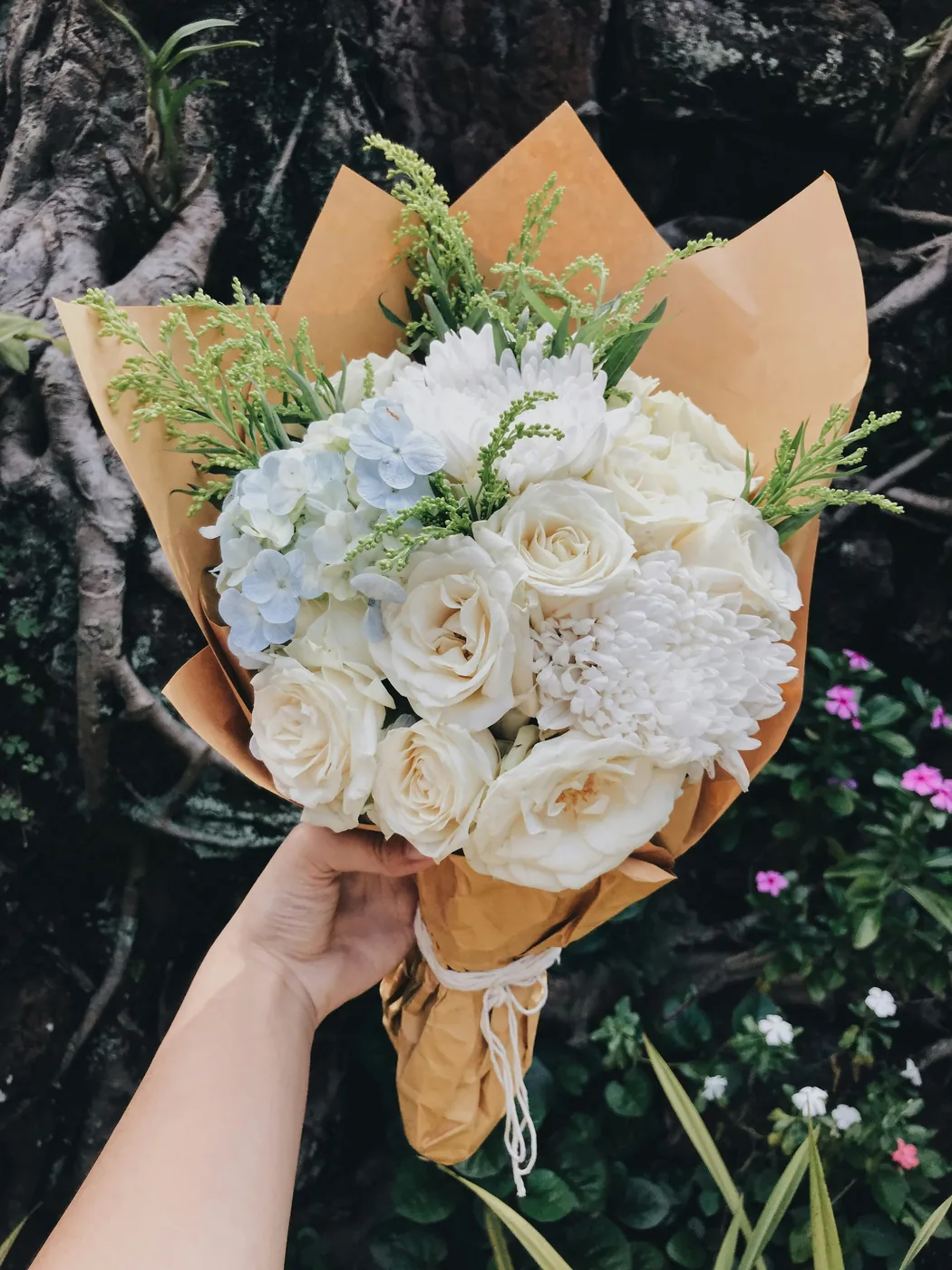 Bouquet de fleurs blanches emballé dans du papier kraft