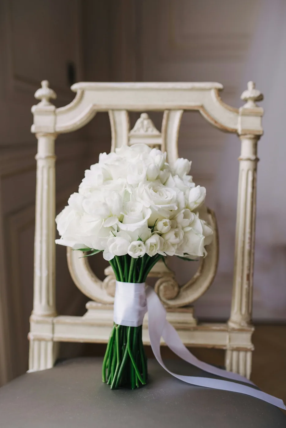 Bouquet de fleurs blanches posé sur une chaise