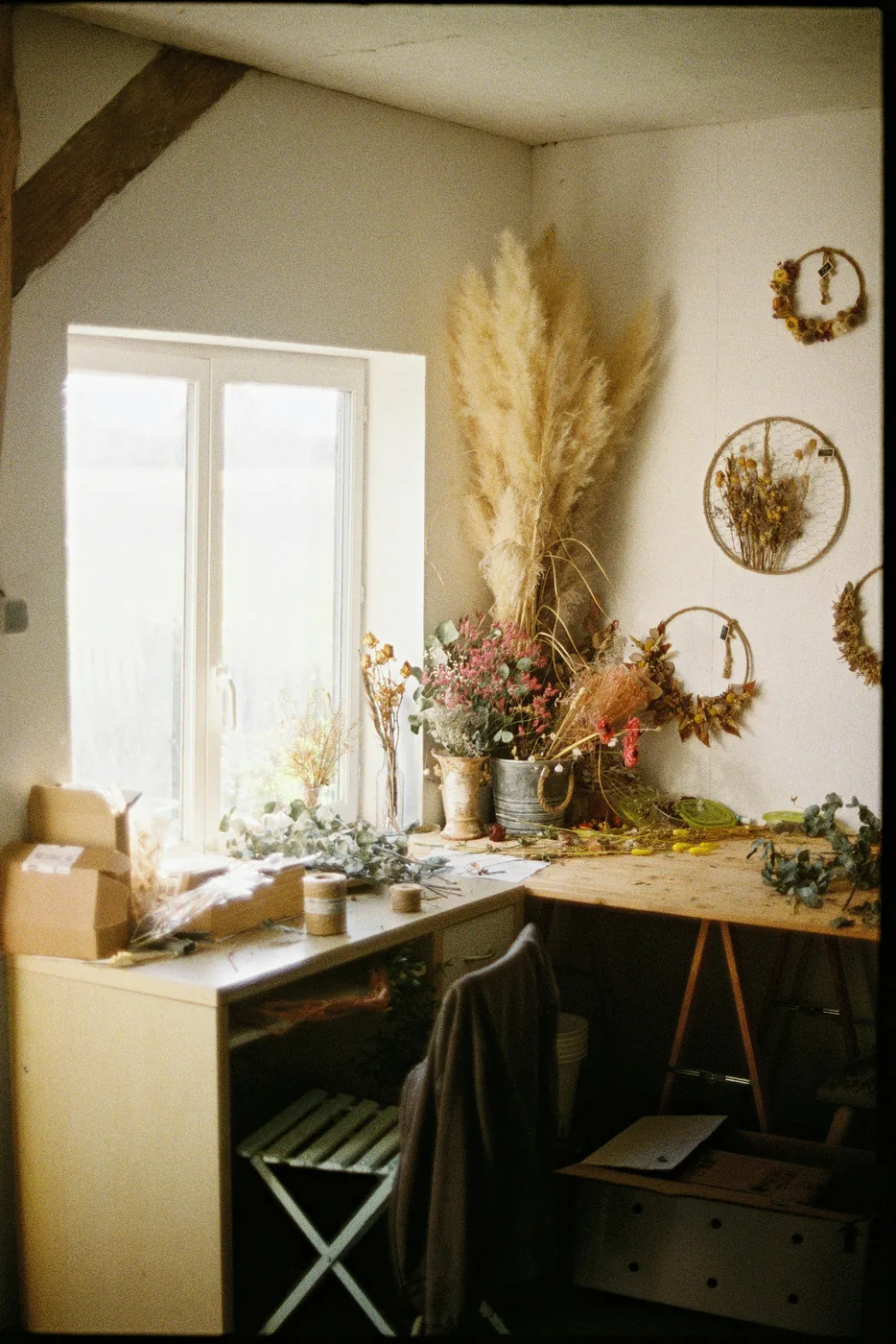 Atelier garni d’herbes de la pampa et de couronnes de fleurs séchées